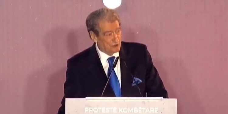 THIRRJE GJYQTARËVE NË HAGË/ Berisha: Para jush duhet të ulen Vuçiç e Rama, jo ish-krerët e UÇK-së
