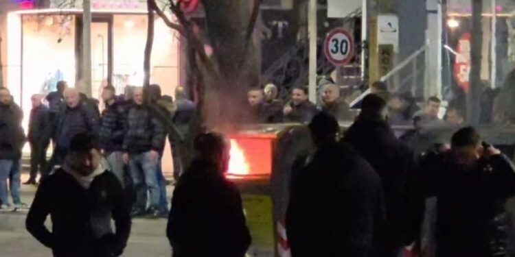 DHUNA NË PROTESTË/ Militantët e Berishës u vënë zjarrin koshave të mbeturinave para Parlamentit