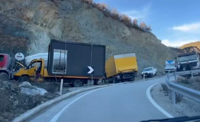 SHËRBENTE SI RRUGË ALTERNATIVE PAS BLLOKIMIT TE “ARRAT E GURRËS”/ 2 kamionë paralizojnë aksin Moglicë-Gramsh