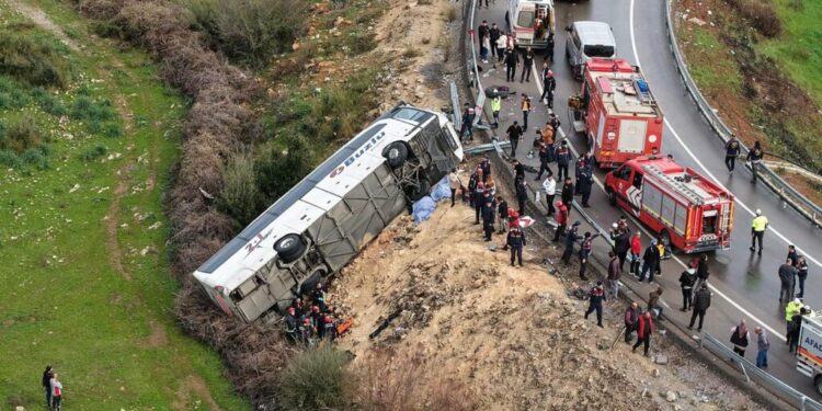 TRAGJEDI NË TURQI/ Përmbyset autobusi, 8 viktima dhe 26 të plagosur