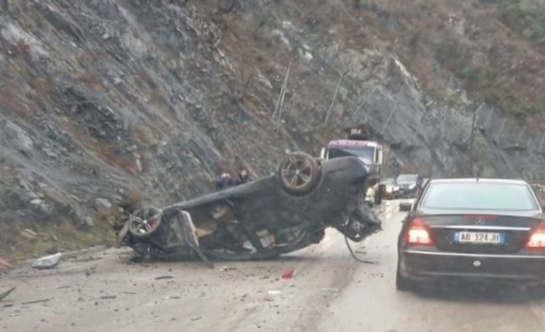 AKSIDENT I RËNDË NË LIBRAZHD/ Përplasen dy makina, “Benz”-i përfundon i përmbysur në rrugë