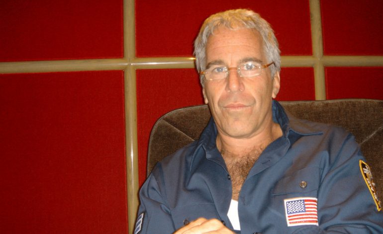 “GJITHÇKA ËSHTË TMERR”/ Ditarët e viktimave zbulojnë se si Epstein dhe Ghislaine Maxwell “peshkonin” vajzat: Isha 14 vjeçe…