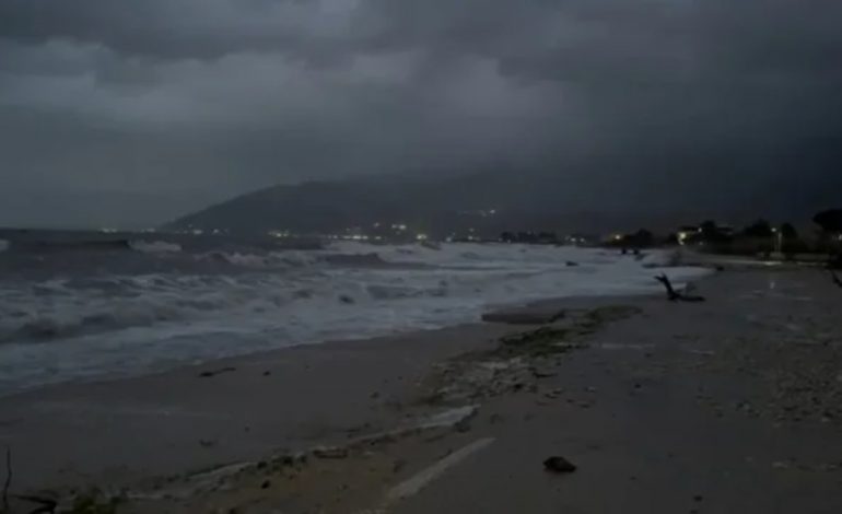 PËRMBYTET ORIKUMI/ Deti merr para gjithçka, bizneset dhe banesat mes ujit