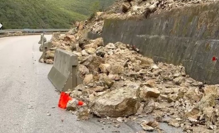 MOTI I KEQ/ Rrëshqitje dherash në zonën e “Qafës së Vishës”, bllokohet njëri krah i rrugës