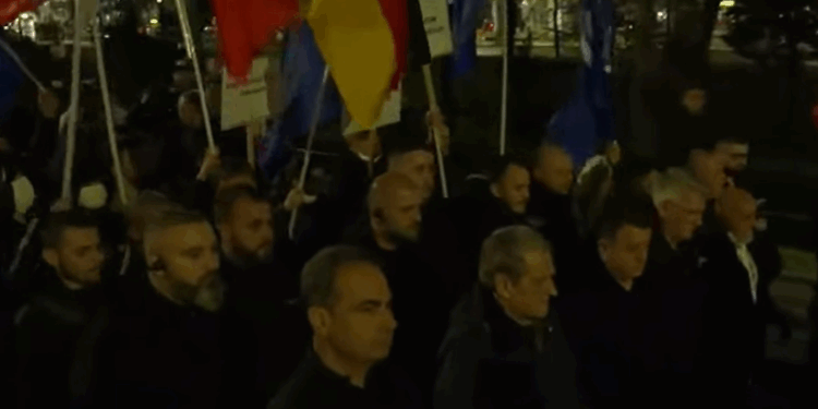 NIS PROTESTA E OPOZITËS/ Mbështetës dhe përfaqësues të PD-së marshojnë drejt Kryeministrisë