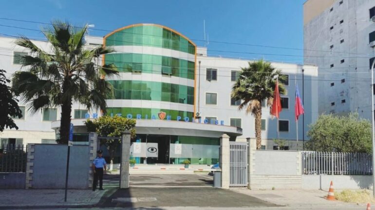 ISHTE SHOQËRUAR PAS NJË KONFLIKTI FAMILJAR/ 44-vjeçari në Durrës nuk ndalet, kanosi dhe ofendoi dy punonjës policie, arrestohet