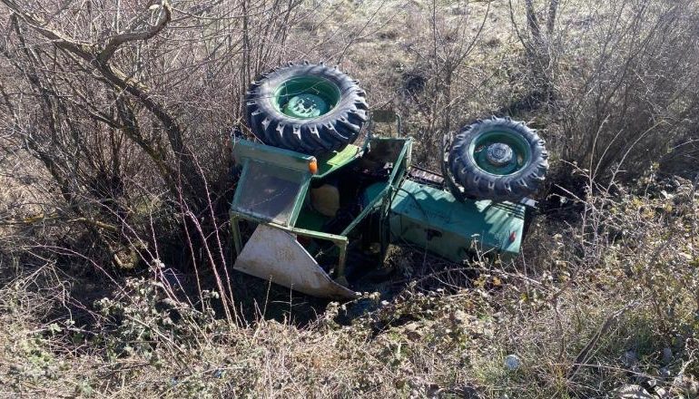 E RËNDË/ Humbi kontrollin e traktorit dhe doli jashtë rruge, përfundon në spital 40 vjeçari nga Erseka