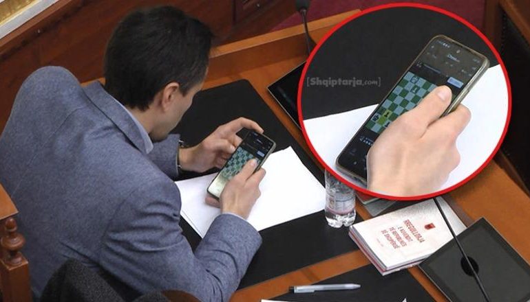 VIDEOLAJM/ Deputeti Muçi i fokusuar në lojën e shahut ndërkohë që deputetja e PD flet për Jug-Lindjen e bllokuar