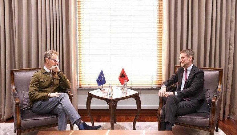 FOTOLAJM/ Ministri Hoxha takon Gonzaton: Të gjitha rrugët na çojnë në Bruksel