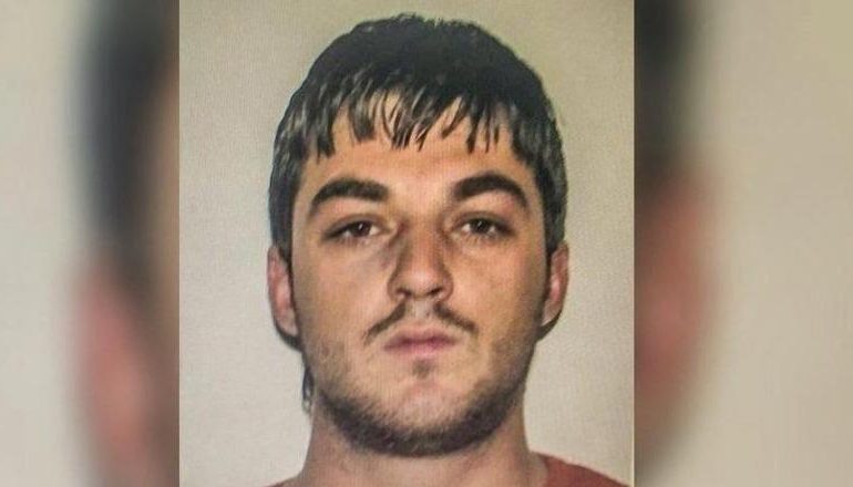 “USHTARI” I LICËVE I IKU PËRSËRI POLICISË/ Shokët ‘kyçin’ gojën në polici: Nuk e njohim, e morëm rastësisht në makinë