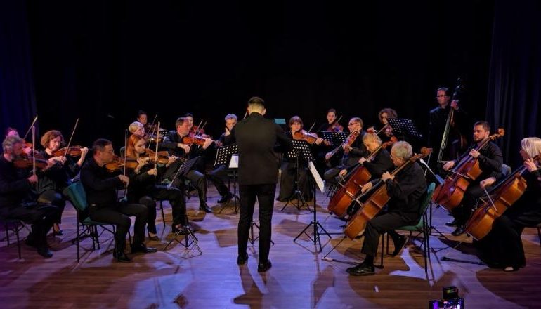 PRANVERË NË DURRËS/ Orkestra e Harqeve sjell koncertin klasik me dirigjent Gridi Kraja dhe soliste në flaut, Majlinda Spiro