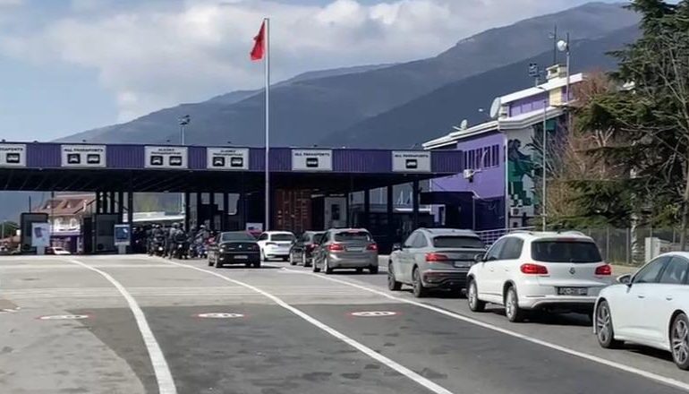 FLUKS NË PIKËN KUFITARE TË MORINËS/ 3 mijë qytetarë nga Kosova zgjedhin të kalojnë fundjavën në Shqipëri
