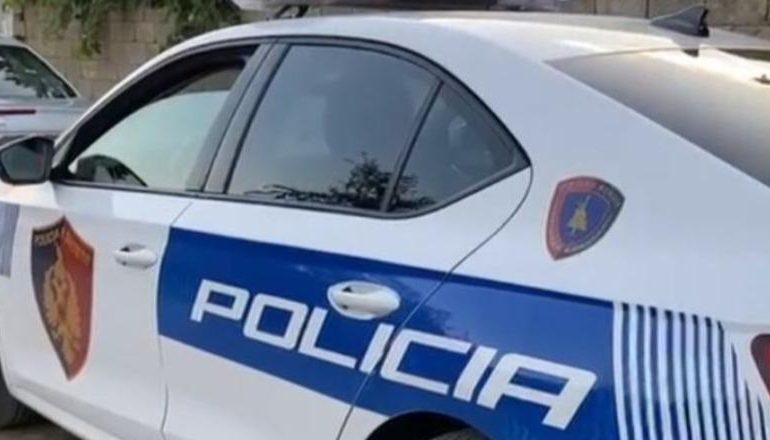 AKSIDENT NË DURRËS/ Shoferja përplaset me motorin e Policisë, lëndohet efektivi
