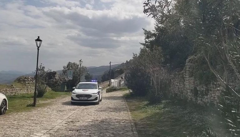 E RËNDË/ Po bënte foto, 69-vjeçarja rrëzohet nga muri rrethues i Kalasë së Beratit (EMRI)