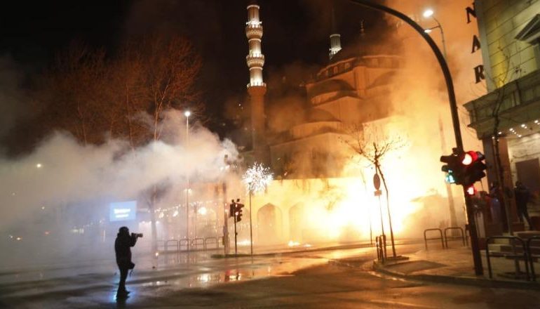PROTESTA E DHUNSHME E PD/ 23 militantë të shoqëruar në polici