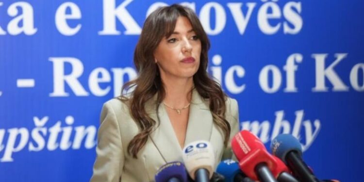 KOSOVË/ Kryeparlamentarja Haxhiu: Nevojiten diskutime serioze për çështjen e Presidentit