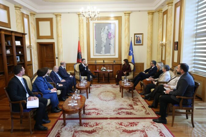 NIKO PELESHI VIZITË ZYRTARE NË PRISHTINË/ Takime me Vjosa Osmanin dhe Albin Kurtin