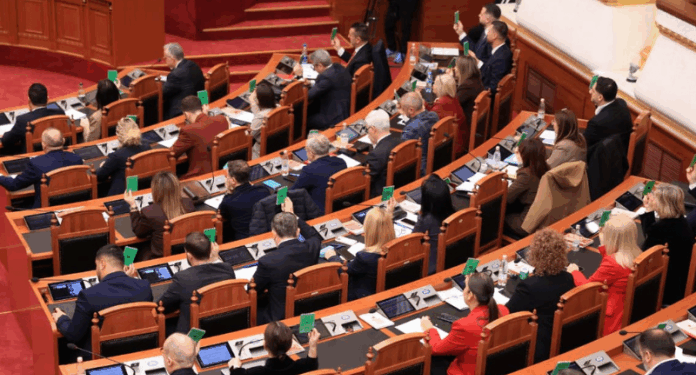 TENSIONE DHE BOJKOT NË KUVEND/ Opozita braktis sallën, mazhoranca kalon e vetme ligjet në bllok