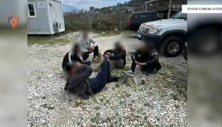 E PËSON KEQ/ U kap duke transportuar 5 emigrantë ilegalë drejt Tiranës, arrestohet 23-vjeçari në Gjirokastër