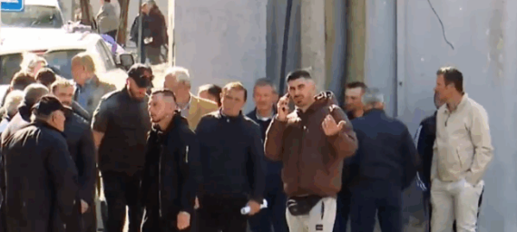 BANORËT E RRJOLLIT PROTESTË PARA SPAK/ Kërkojnë hetim për dosjen e pronave
