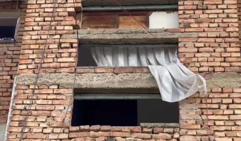 E RËNDË NË KORÇË/ 14-vjeçarja tenton sërish të hidhet nga pallati, shpëtohet nga…