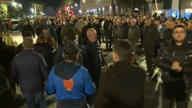PROTESTA E PD/ Mesazhet pikante të protestuesve gjatë tubimit: Qeveri teknike e zgjedhje të lira