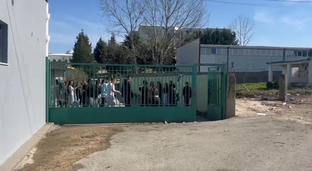 SHERR MES NXËNËSVE NË NJË SHKOLLË NË DURRËS/ Policia zbardh DETAJE: Një prej tyre u plagos…