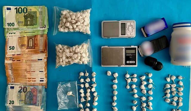 DREJTONTE TRAFIKUN E DOGËS NË PERUXHIA/ Arrestohet shqiptari, i zbulohet laboratori me kokainë dhe 274 pako të groposura