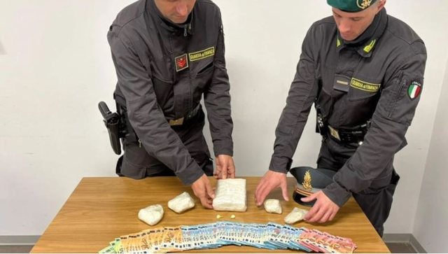 E PËSON KEQ/ I përfshirë në trafikun e drogës, Guardia di Finanza kap shqiptarin me rreth 1 kg kokainë