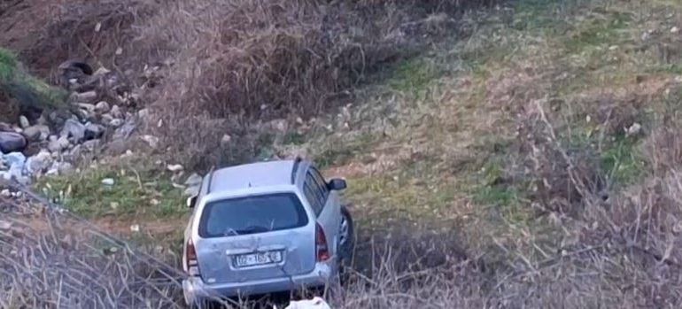 “MË ZURI GJUMI…”/ Shoferi shpëton për mrekulli pasi makina përplaset me bordurën në aksin Morinë-Kukës dhe përfundon në kanal