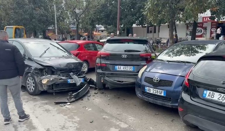 AKSIDENT I SHUMËFISHTË NË QENDËR TË VLORËS/ 6 automjete përplasen me njëra-tjetrën (VIDEO