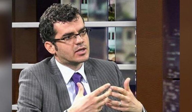 LAMTUMIRË NAMIR LAPARDHAJA/ Me karafila të kuq e lot në sy, përcillet në banesën e fundit gazetari dhe publicisti i njohur