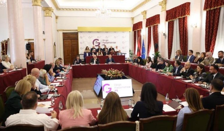 RAMA MBLEDH TË SHTUNËN GRUPIN E PS NË PALLATIN E KONGRESEVE/ Në fokus axhenda parlamentare dhe strategjia e komunikimit