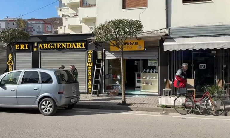 TENTOHET TË GRABITET ARGJENDARIA NË PGRADEC/ Pronari: Më kanë vjedhur biznesin tre herë