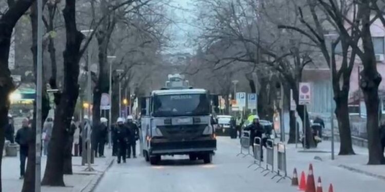 PROTESTA E OPOZITËS/ Policia vendos autobot me ujë pranë vilës 31 për parandalimin e incidenteve të mundshme