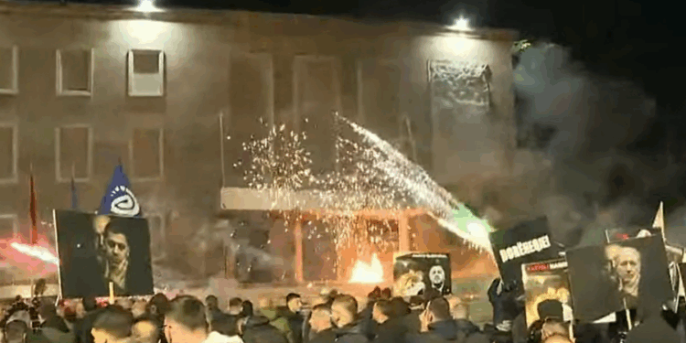 PROTESTA/ Hidhen molotovë e fishekzjarrë në drejtim të Kryeministrisë, policia i shpërndan protestuesit me ujë e gaz lotsjellës