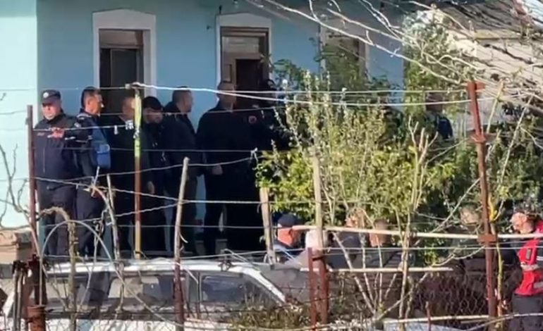 DETAJE NGA VRASJA NË ROSKOVEC/ Djali gjeti të moshuarit pa jetë në shtëpi, zbardhet dëshmia në polici: Babai ishte tip konfliktual…