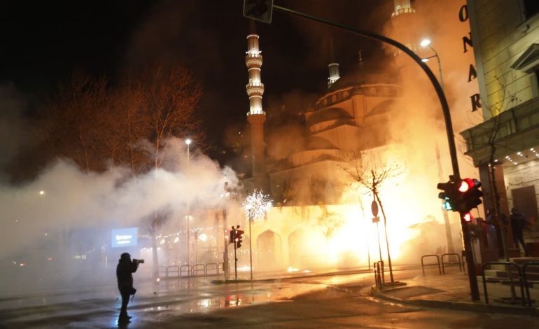 PROTESTA E PD/ Policia: Gjatë tubimit u lënduan 6 efektivë, po marrin trajtim te ‘Trauma’