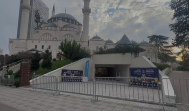 VIDEOLAJM/ Jo vetëm institucionet, “blindohet” me gardh metalik edhe xhamia e Namazgjasë! Forca të shtuara policore në terren