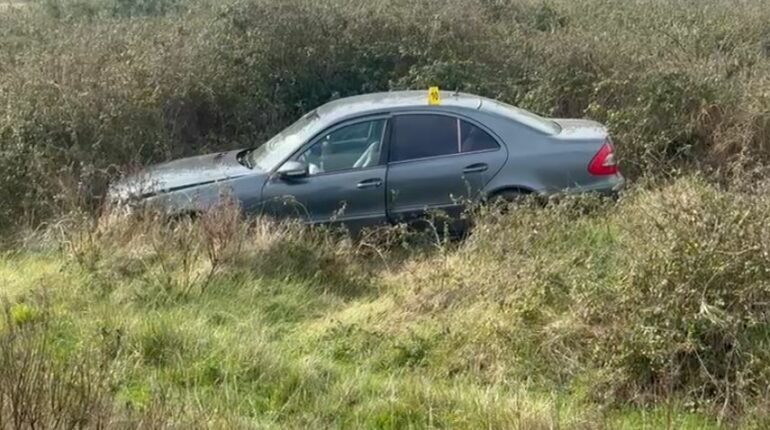 AKSIDENT NË AUTOSTRADËN FIER-VLORË/ Përplasen dy automjete, njëri përfundon anës rrugës, tjetri në kanal