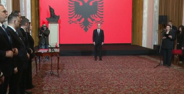 NDRYSHIMET NË QEVERI/ Me dorën mbi Kushtetutë zv.kryeministrja dhe ministrat e rinj betohen para Presidentit