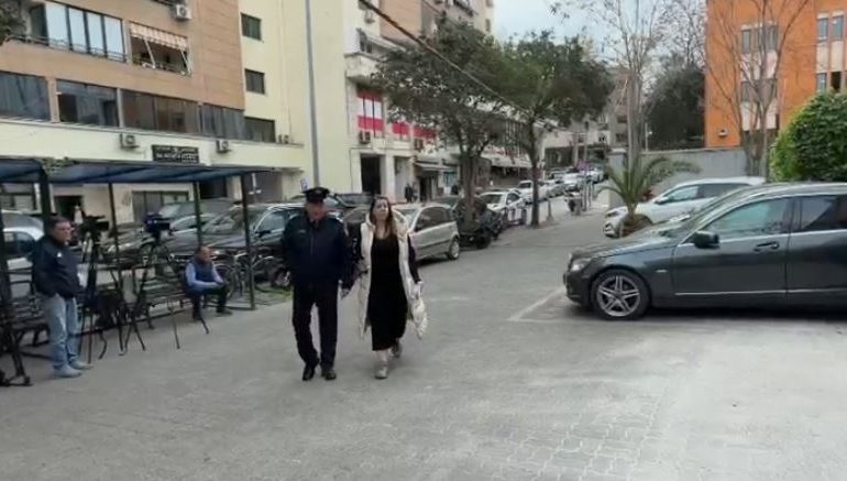 “JAM SHTATZËNË”/ Ish zv.drejtoresha e AKSHI-t kërkoi zëvendësimin e masës së sigurisë, shtyhet seanca në GJKKO