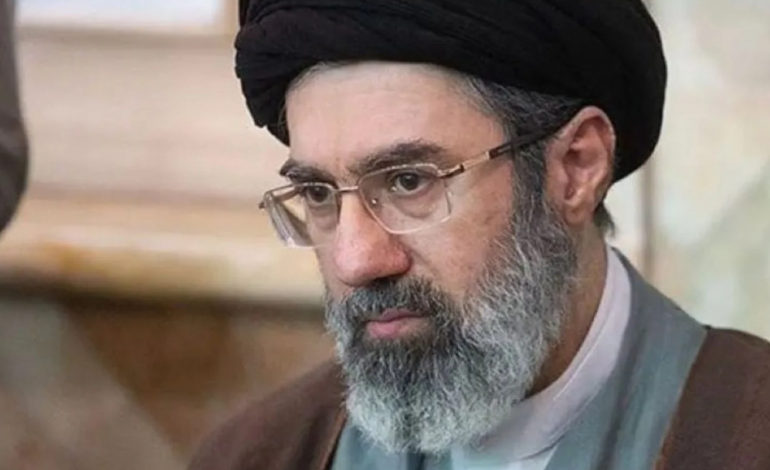 “U PLAGOS NË SULMIN KU U VRA LIDERI SUPREM”/ Ambasadori iranian në Qipro: Djali i Khameneit nuk del në publik sepse…