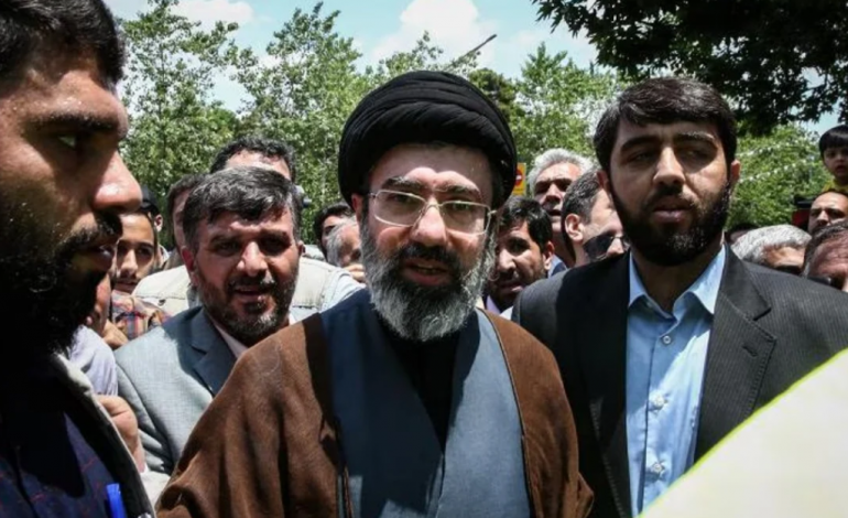 U VENDOS UDHËHEQËS SUPREM I IRANIT/ Media izraelite: Plagoset djali i Khameneit, por është ende gjallë