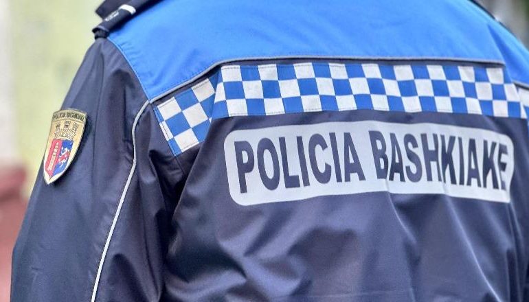NDODH EDHE KJO NË TIRANË/ Polici bashkiak godet kolegun në zyrë, procedohet penalisht për goditje për shkak të detyrës (EMRAT)