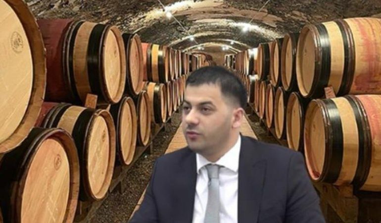 VERA E ZHDUKUR E ERGYS AGASIT/ SPAK merr në duar dosjen