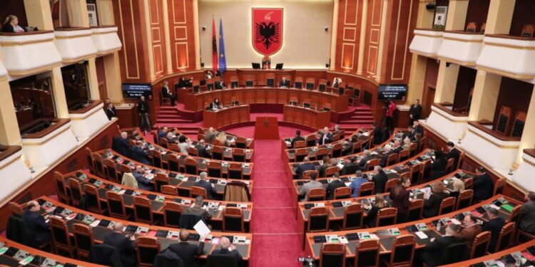 SOT KUVEND/ Pritet votimi për ministrat e rinj pas dekreteve të Presidentit Begaj