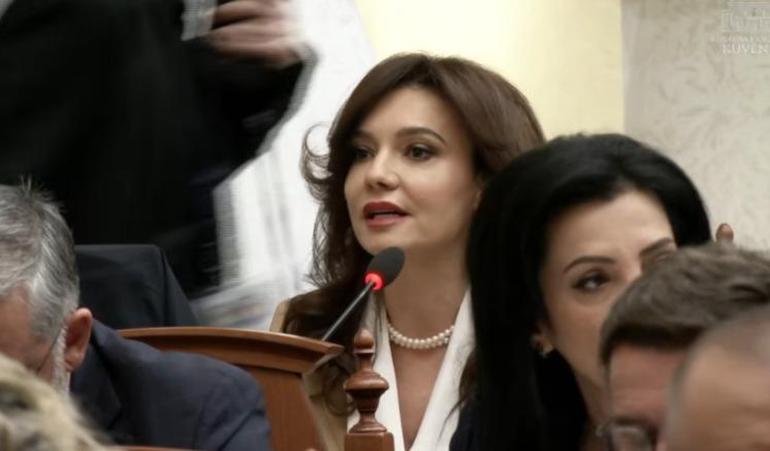 KUVEND/ Elisa Spiropali thumbon Këlliçin: Më vjen keq që largimin tim e paralajmëroi Berisha, e habitur si i doli fjala