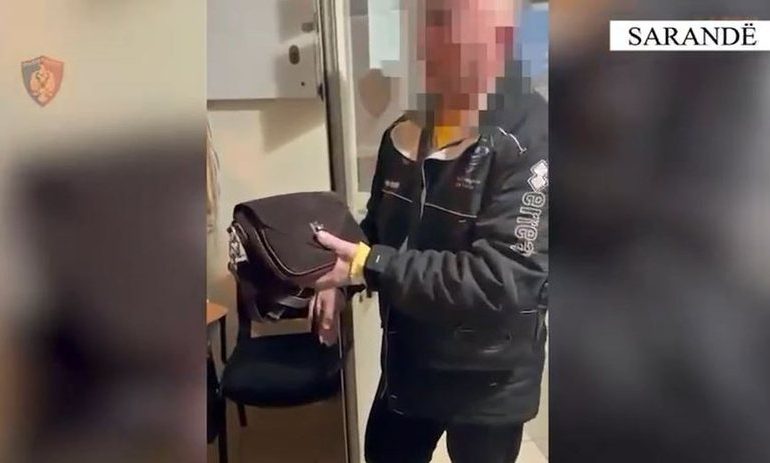 GJESTI I VEÇANTË/ Gjeti çantën me 17 mijë dollarë, qytetari e dorëzon në Policinë e Sarandës