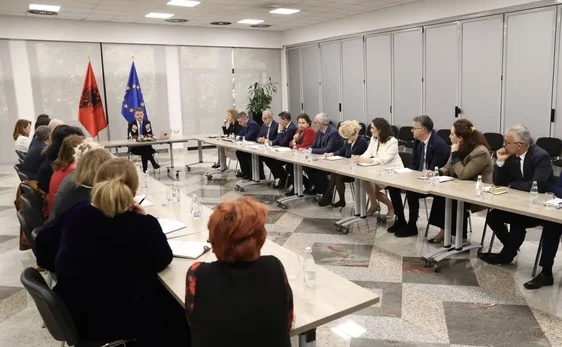 PËRSHKALLËZIMI NË LINDJEN E MESME/ Ministri Hoxha mbledh shtabin e posaçëm: Siguria e shtetasve shqiptarë, përparësi absolute